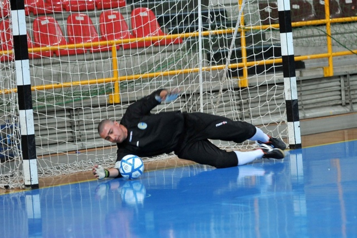 ISTANTANEE/Brumatti, un po’ portiere, un po’ goleador. E Verona gongola