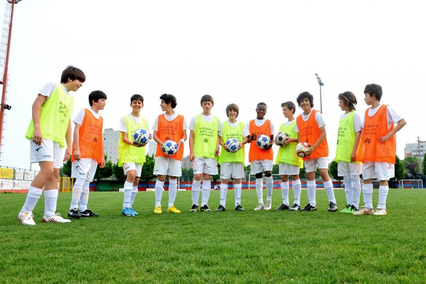 Un pallone, i genitori, i figli: ieri era poesia, oggi…