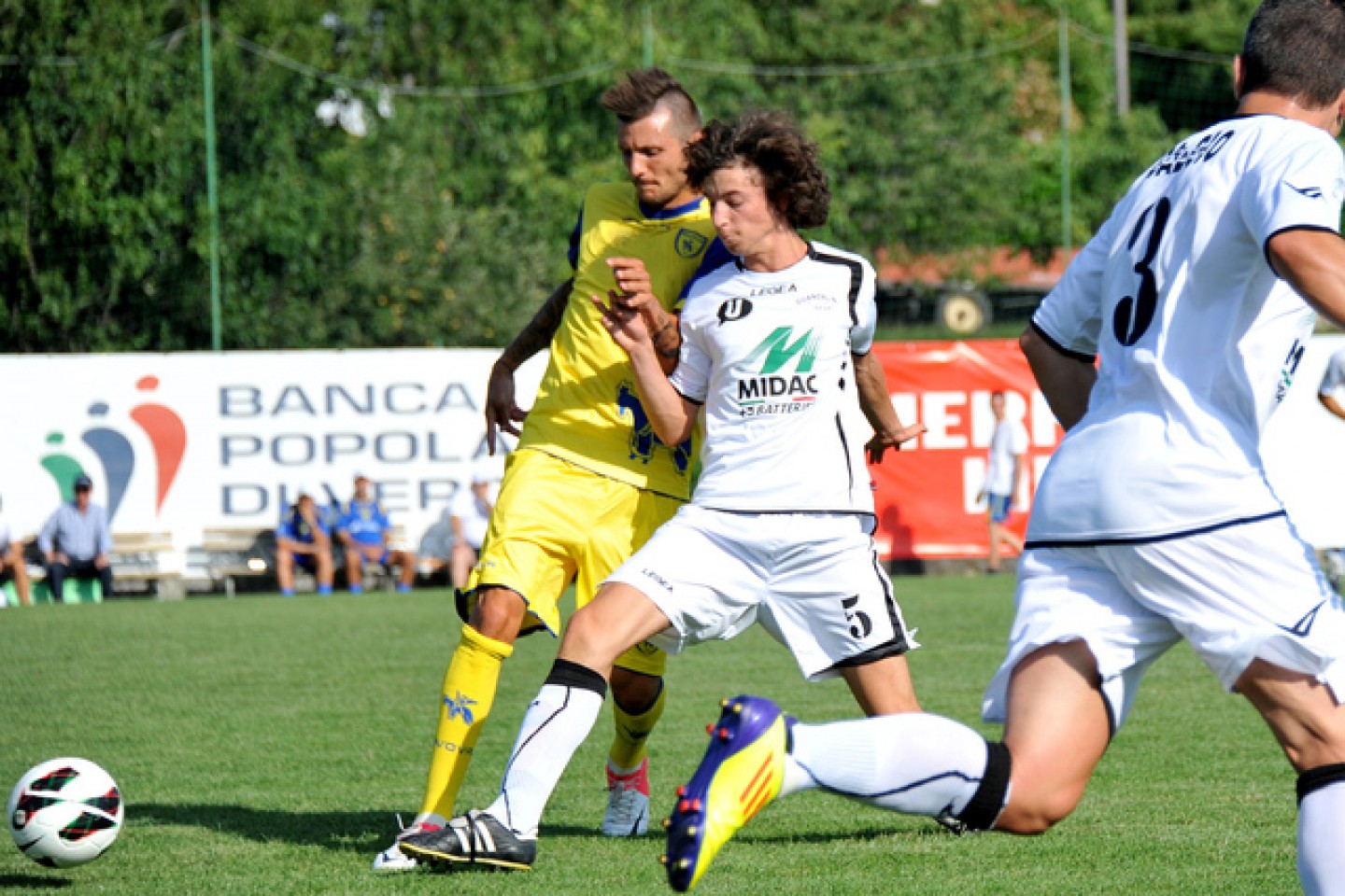 I Peroni e il pallone, passione senza confini. Quarantottomila chilometri per il calcio e non sentirli