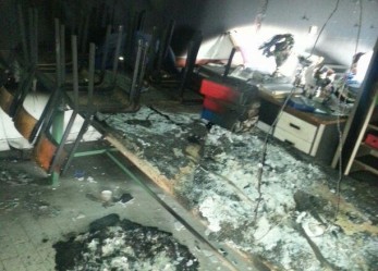 Clima surreale ad Almisano: bruciata la sede e gli spogliatoi, ecco la foto. Il tecnico Taccardi: “Pensiamo al campo”